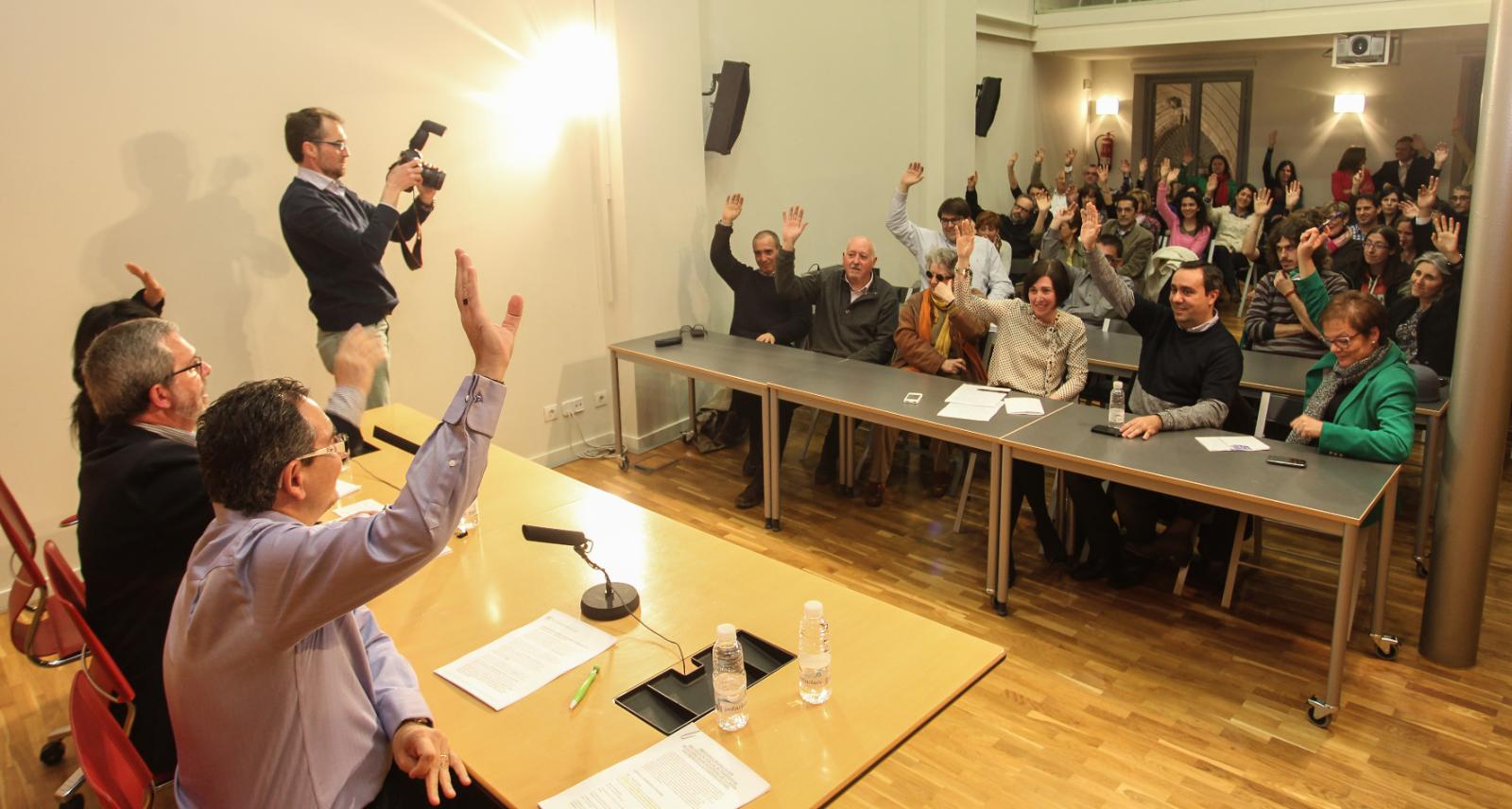 Los periodistas asistentes votan la constitución del Colegio Profesional de Periodistas de La Rioja.