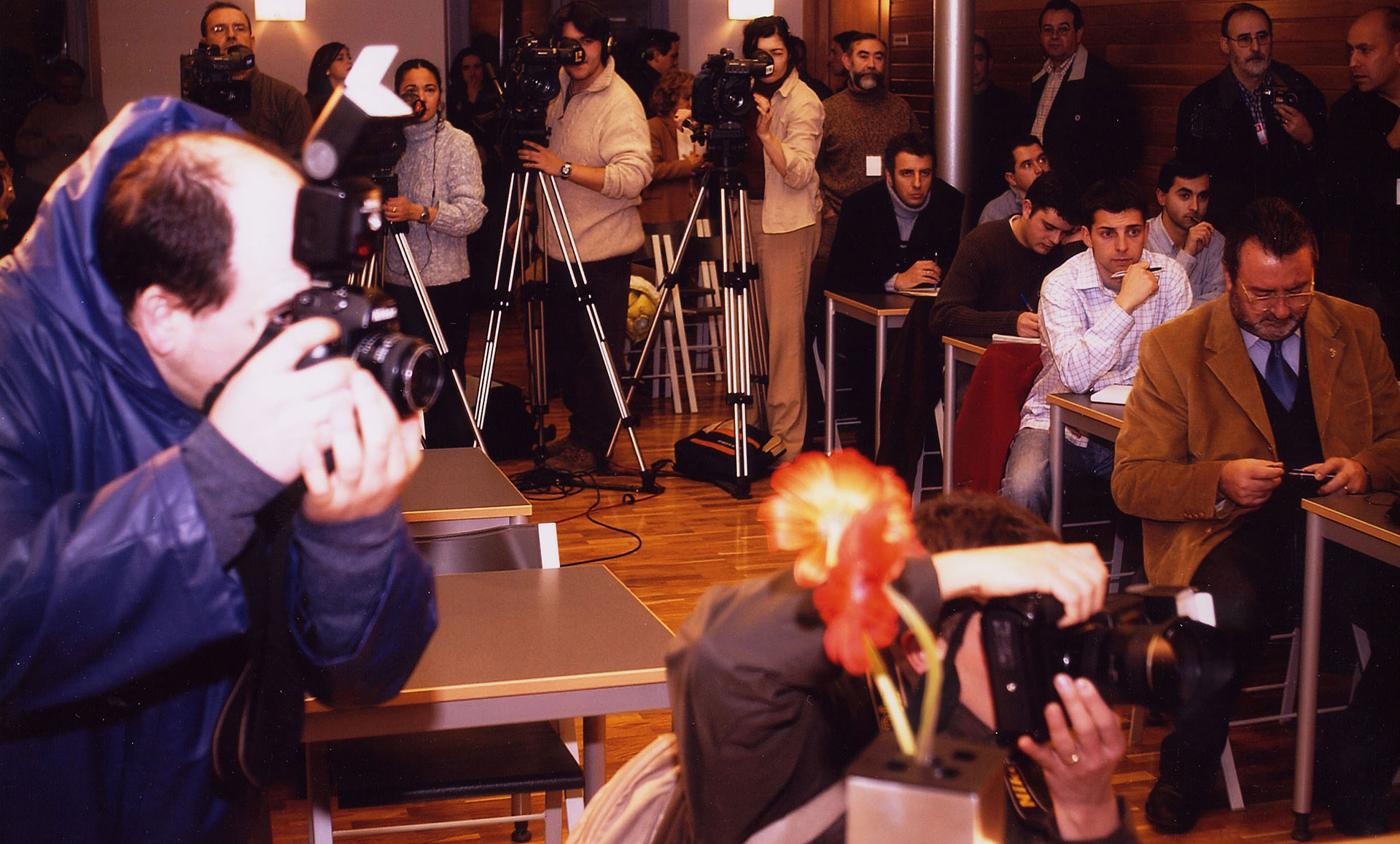Fotógrafo en una rueda de prensa en Casa de los Periodistas
